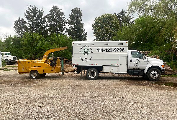 Wood chipper machine and vehicle.